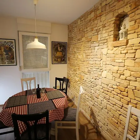 Apartman The Brickwall Place *